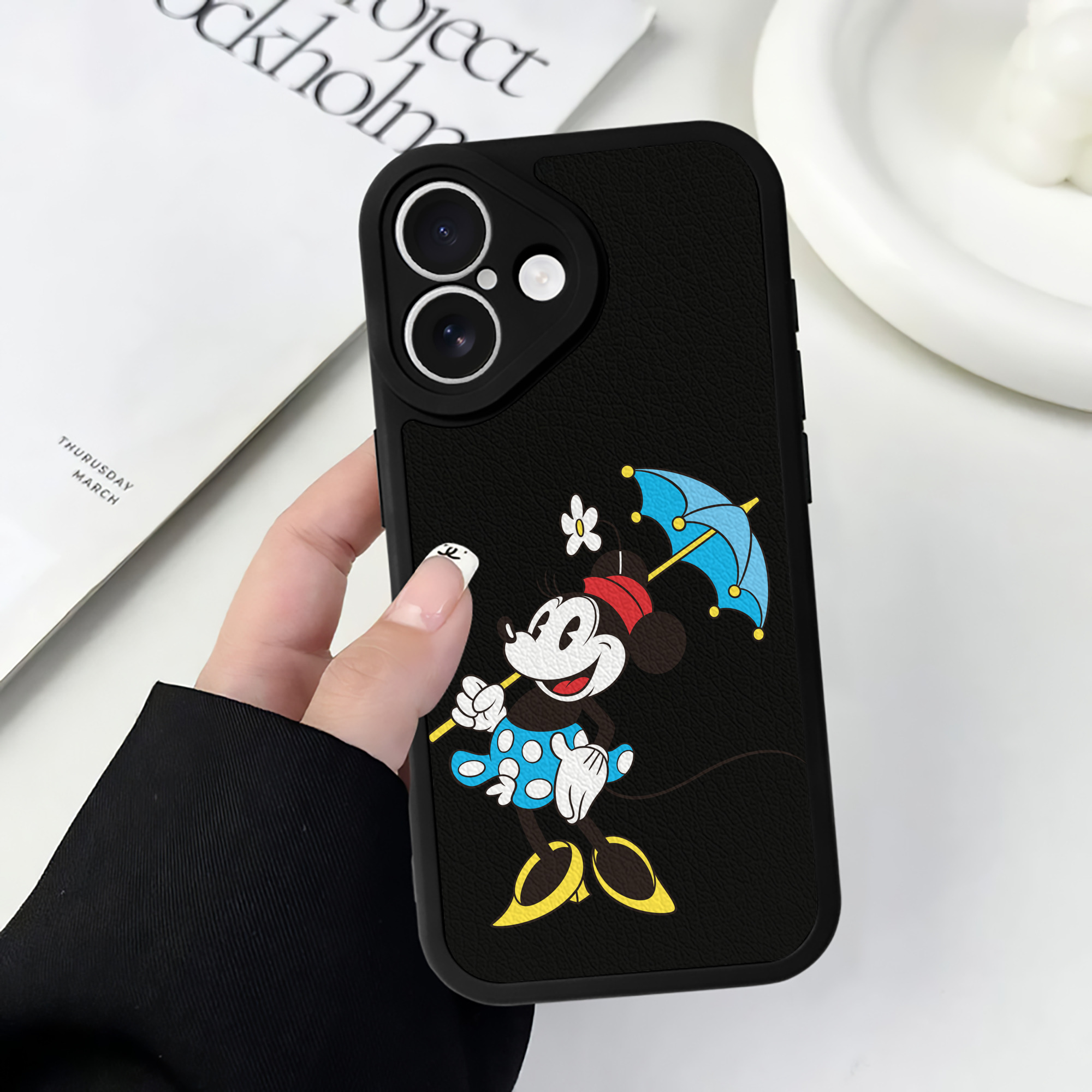 （画像用） ミッキーマウス Mickey Mouse 【iPhone 16シリーズ対応】シリコンスマホケース（レザー調） 材質：シリコン